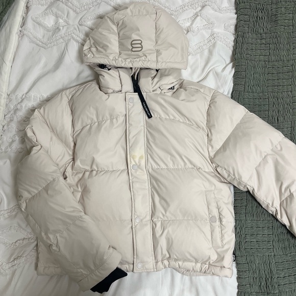 Aritzia - The Super Puff Shorty - CliMATTE™ Jacket in colour matte pearl- Medium - Picture 3 of 4